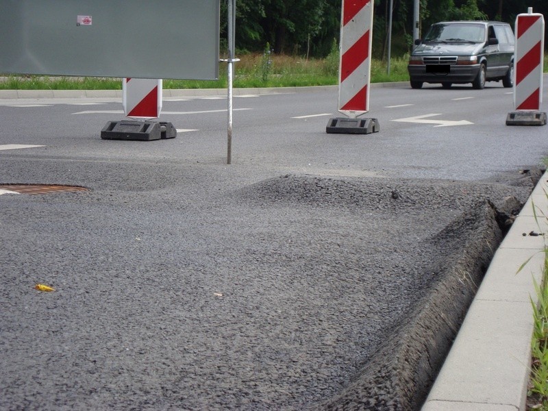 Pofalowany asfalt jest zagrożeniem dla kierowców. Urządnicy...