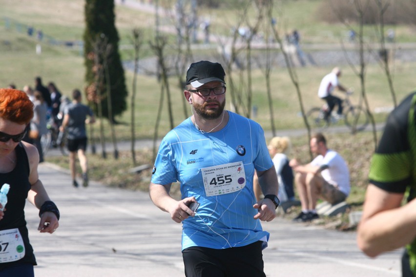 Biegli w niedzielę nad Zalewem Zemborzyckiem. To ostatni bieg z cyklu "Cztery Dychy do Maratonu" [DUŻO ZDJĘĆ]