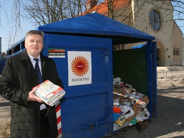 - Do tego kontenera stojącego przy ulicy Warszawskiej, przy kościele Świętego Franciszka z Asyżu w Kielcach można wrzucać makulaturę, a pieniądze z jej sprzedaży zostaną przeznaczone na budowę studni w Sudanie &#8211; mówi kielecki radny Władysław Burzawa, koordynator akcji.