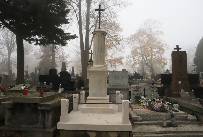 Społecznicy odnowili dwa kolejne groby na cmentarzu przy...