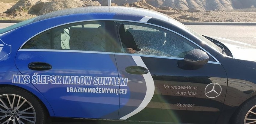 Samochód prezesa Ślepska Malow Suwałki po ataku wandali