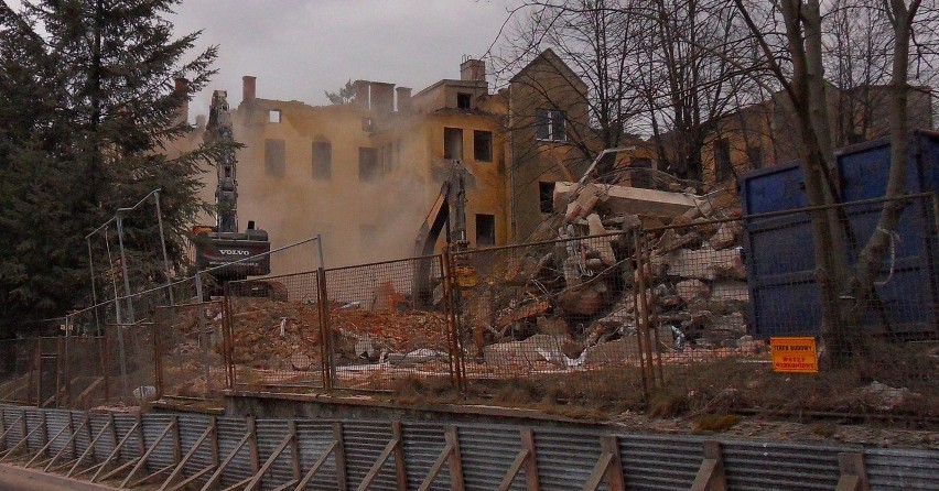 Pył pokrył Wadowice. to dlatego, że burzą szpital.