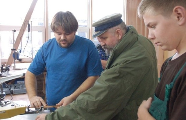 Mirosław Dziedzicki (w środku) podgląda przy pracy Belfra Roku 2009 Marcina Tomaszewskiego.