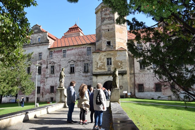 Kamienne posągi przy moście prowadzącym do zamku.