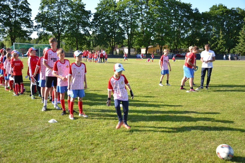 Na lipnowskim stadionie zorganizowano imprezę sportową dla młodych piłkarzy