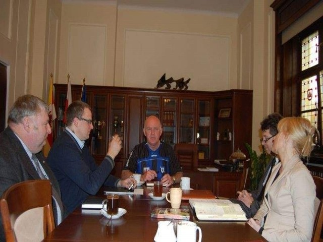 Prezydent Malinowski podczas porannej narady ze swoimi najbliższymi współpracownikami