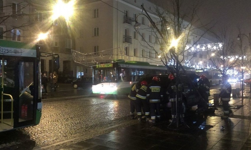 Ul. Lipowa. Ścięty słup zablokował ruch (zdjęcia)