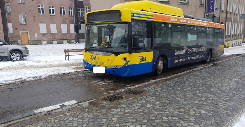 W Słupsku doszło do zderzenia skody z autobusem MZK