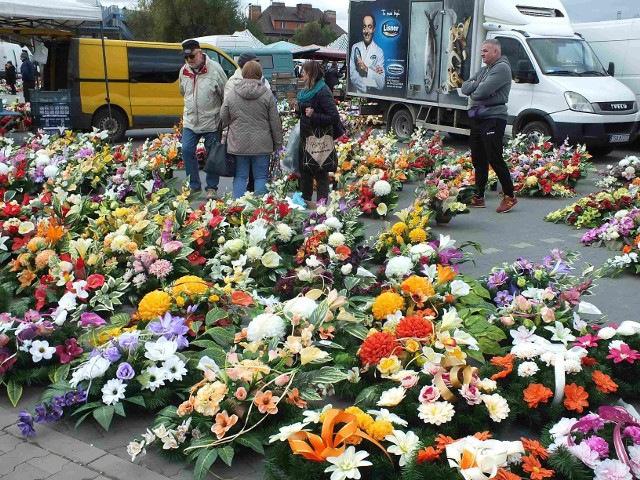 Jesienna Sobota Na Targowisku W Starachowicach Duży Wybór Sztucznych Kwiatów Na Groby 7964