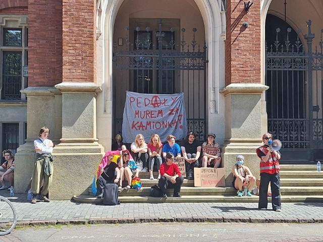 Studenci przed Collegium Novum
