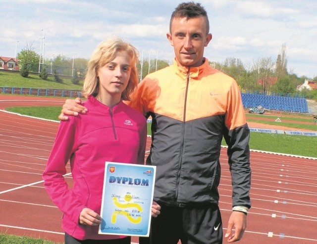 Kinga Siedlarz, która na co dzień trenuje w Olimpie Strawczyn, wygrała bieg na 600 metrów. Obok jej trener Łukasz Woźniak.  