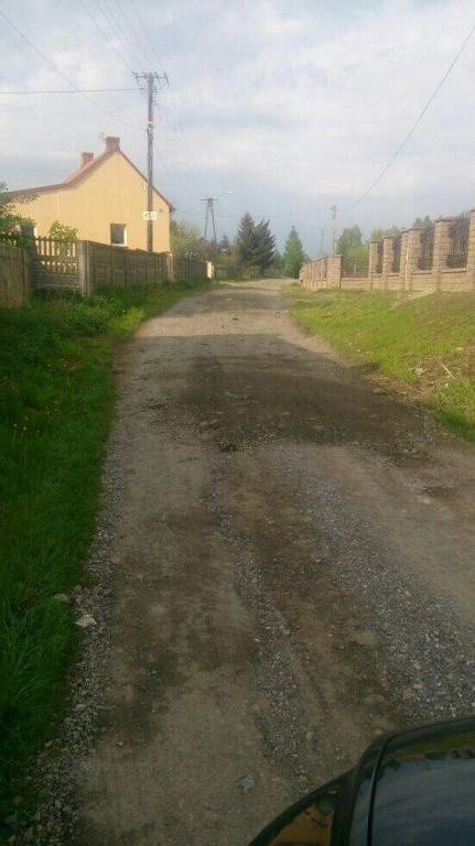 Gmina Szydłowiec. Mieszkańcy Woli Korzeniowej żalą się na stan drogi i zniszczony chodnik