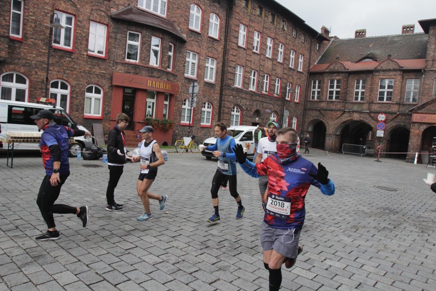Biegacze Silesia Marathonu na Nikiszowcu. Trasa Silesia...