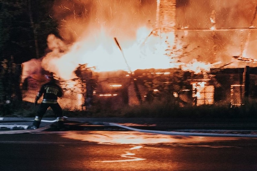 Spłonęła stara, drewniana chata w Nowej Hucie. Nie ma gdzie ratować tych, które pozostały 