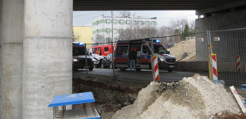 Czołowe zderzenie pod wiaduktem na wyjeździe z Kraśnika. Kilka osób trafiło do szpitala  
