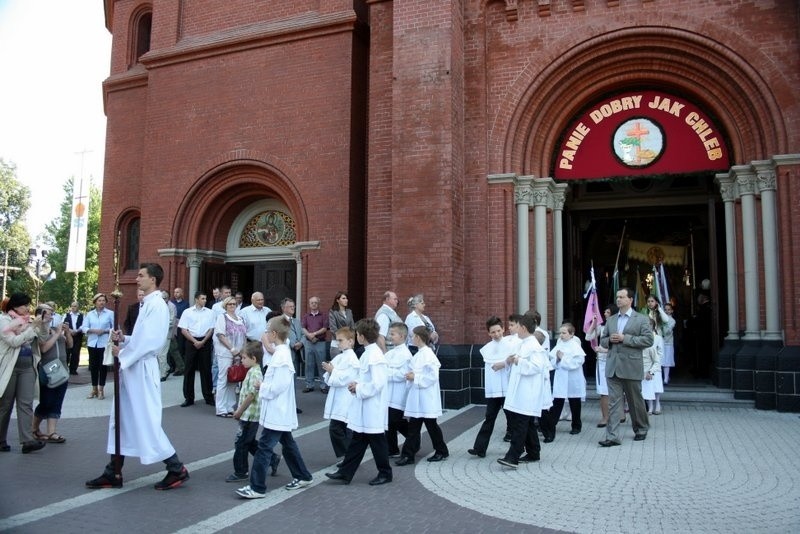 Boże Ciało 2014 w Zabrzu: procesja z kościoła św.Anny w...