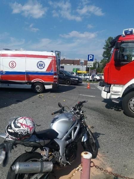 DK 75. Po zderzeniu z ciężarówką nieprzytomny motocyklista zabrany do szpitala