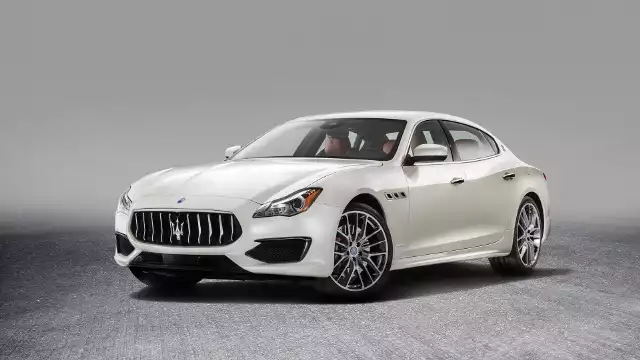 Maserati QuattroporteDostrzec możemy m.in. nowy grill oraz zderzak. Pojawiły się również aerodynamiczne dodatki i czarne akcenty.Fot. Maserati