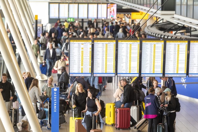 Zdaniem szefa związku zawodowego FNV na Schiphol Joosta van Doesburga powodem utrudnień „jest chroniczny brak personelu”