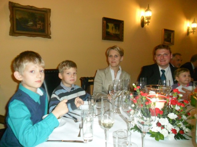 Państwo Agnieszka i Robert Chmielewscy z dziećmi na uroczystym obiedzie z prezydentem Bronisławem Komorowskim i Pierwszą Damą w Runowie