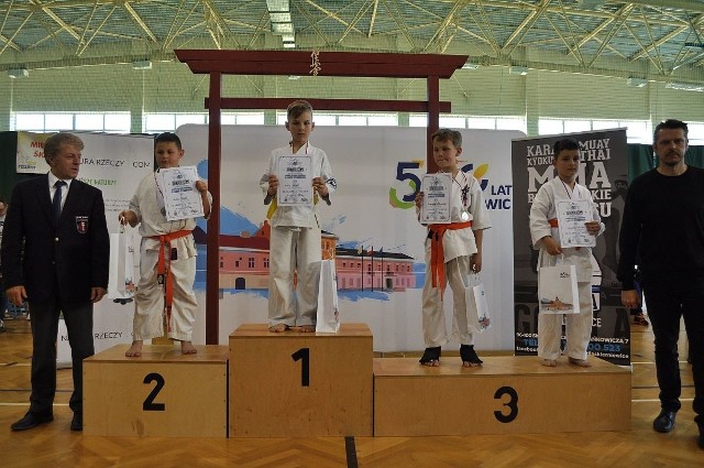 Karatecy z Niekłania Wielkiego w Skierniewicach wywalczyli pięć medali.