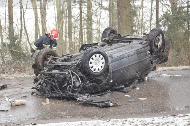 Do tej tragedii doszło w Wielki Czwartek. Kierujący samochodem osobowym marki Volkswagen Passat, na śliskiej nawierzchni, wpadł w poślizg i stracił panowanie nad autem, które uderzyło w drzewo.