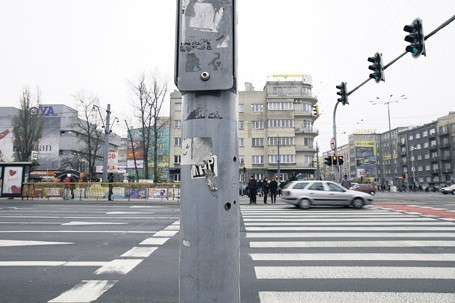 Na skrzyżowaniu al. Mickiewicza z al. Kościuszki przyciski już zdjęto.