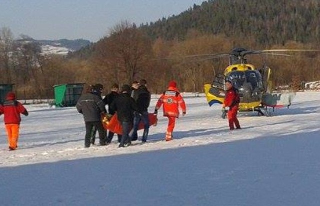 Kominiarz amator chciał wyczyścić komin. Wlał benzynę i podpalił. Cud, że przeżył. Do szpitala został przetransportowany śmigłowcem