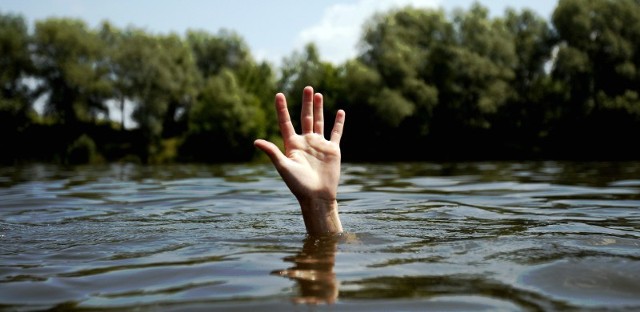 Gorąco, wakacyjny luz, alkohol i woda. Śmiertelnie niebezpieczna mieszanka