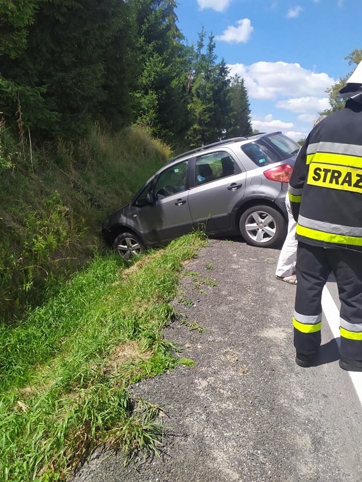 Wypadek na DK 28 w Radoczy. Motocyklista zderzył się z samochodem. Droga zablokowana