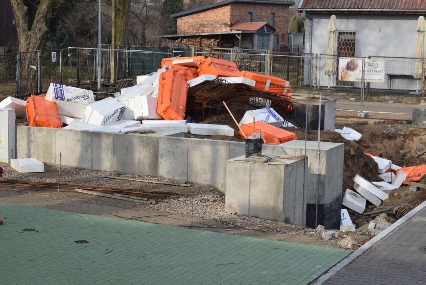 Ostrołęka. Budowa Multicentrum na osiedlu Stacja. Zobaczcie jak zmienia się dworzec kolejowy. 16.02.2022. Zdjęcia