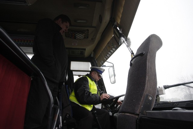 Policjanci podczas kontroli sprawdzą dokumenty autobusu i kierowcy oraz zbadają stan trzeźwości kierującego