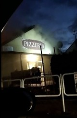 Wielki pożar w Głowaczowie. Drewniany dom spłonął doszczętnie, pożar przeniósł się na pizzerię. Zobaczcie film i zdjęcia