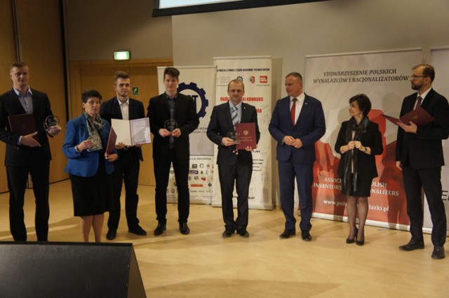 Nagrody wręczali: wiceminister Piotr Dardziński, Barbara Haller De Hallenburg, prezes Eurobusiness-Haller i Michał Szota, prezes Stowarzyszenia Polskich Wynalazców.