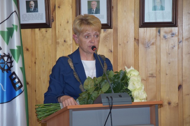 Burmistrz Jolanta Fierek zasugerowała, że radni z opozycji zatrudniani przez powiat nie zawsze kładą na szali interesy gminy.