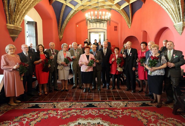 Czternaście par, które mogą pochwalić się co najmniej 50 - letnim stażem małżeńskim zostało uhonorowanych w Zamku Książąt Pomorskich przez Piotra Krzystka, prezydenta Szczecina.