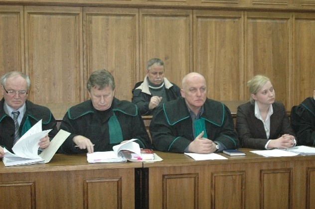 Na ławie zasiadł tylko jeden oskarżony - Marek Brzozowski. Pozostali wysłali swoich pełnomocników i adwokatów.