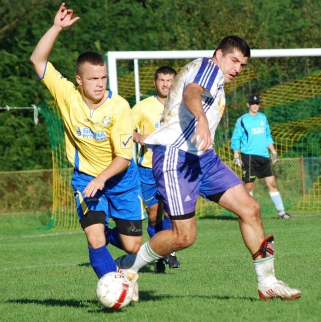 Fragment meczu Świt Ćmielów - Baszta Rytwiany 1:0. Na zdjęciu Artur Szymkiewicz ze Świtu.