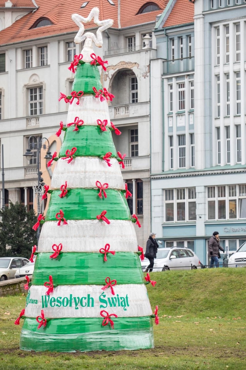 Podświetlona oraz udekorowana ozdobami choinka z butelek...