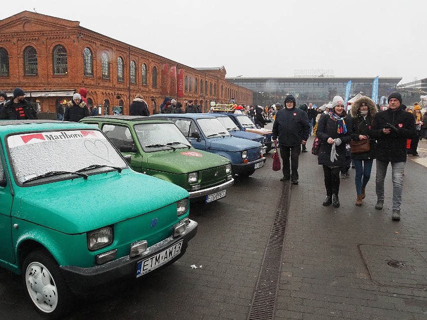 Zlot "Maluchów" w Łodzi. Kilkadziesiąt Małych Fiatów stało w niedzielę na rynku przed Manufakturą. Zobacz zdjęcia