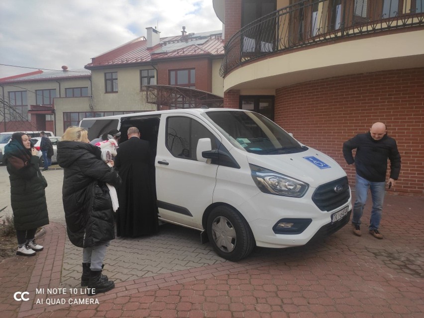 Kolejne rodziny z Ukrainy w Piekoszowie, wśród uchodźców 3-miesięczna Sofija. Była msza i wzruszająca homilia biskupa. Zobaczcie zdjęcia