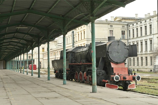 Zabytkowa lokomotywa na Dworcu Świebodzkim to na razie jedyny akcent przypominający o tym, że kiedyś jeździły tutaj pociągi. Wbrew ostatnim planom, w tym roku nie wjedzie tu żaden skład