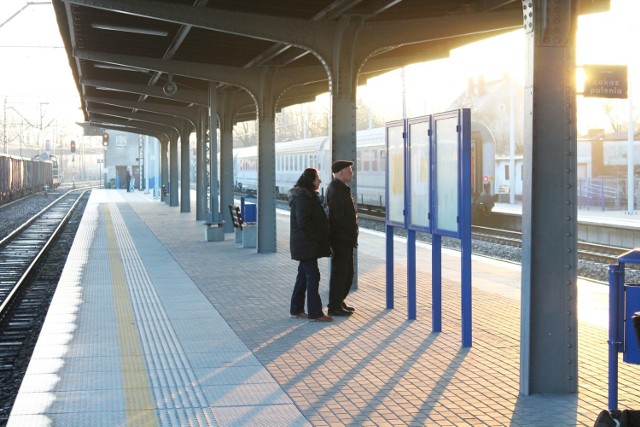 Tak wygląda stacja kolejowa w Strzelcach Opolskich po modernizacji. Do remontu wciąż nadaje się jednak budynek dworca.