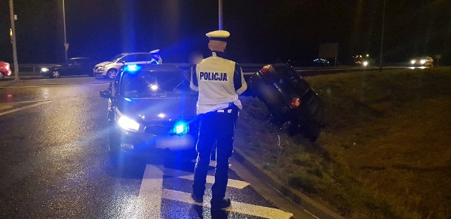 Mogą wystąpić utrudnienia w ruchu na skrzyżowaniu drogi krajowej nr 6 z wojewódzką 163 (obwodnica Karlina). Auto osobowe wypadło z drogi. Nikt nie ucierpiał. Policja ustala przyczyny tego zdarzenia. Na miejscu jeden zastęp OSP Karlino.  Zobacz także Białogard: wypadek na terenie opuszczonej fabryki. Chłopiec rozciął sobie tętnicę szkłem