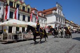 Narodowe Święto Konstytucji 3 Maja w Sandomierzu. Piękna uroczystość na Rynku z udziałem kawalerii. Zobaczcie zdjęcia  