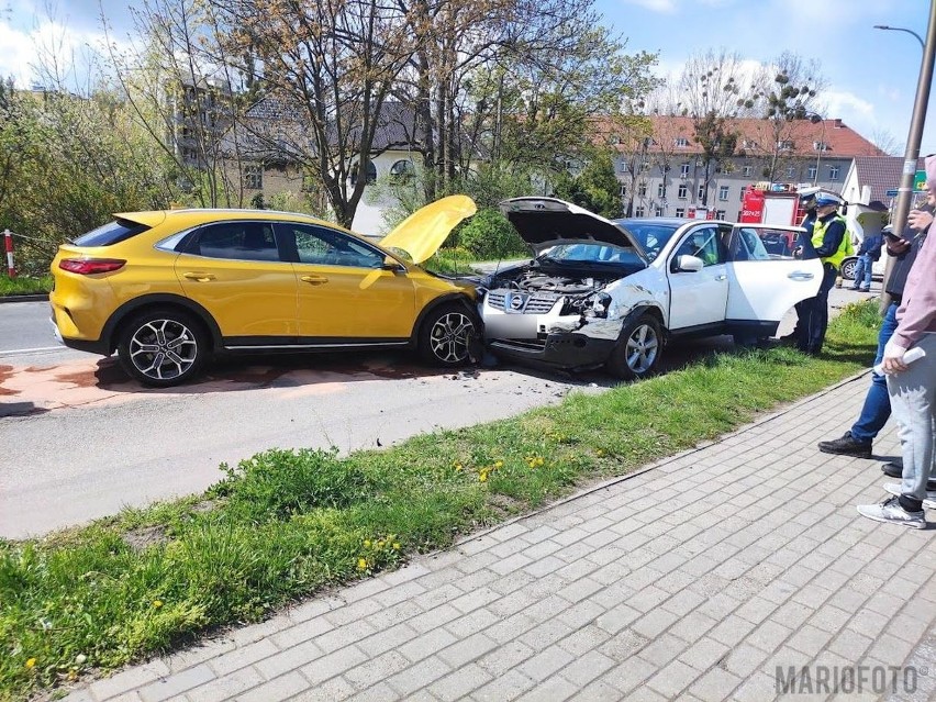 Zderzenie trzech samochodów na ul. Hallera w Opolu.