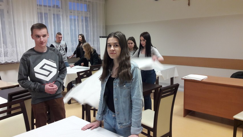 Uczniowie z Zespołu Szkół Ponadgimnazjalnych numer 1 w Jędrzejowie wzięli udział w praktycznym kursie kelnerskim 