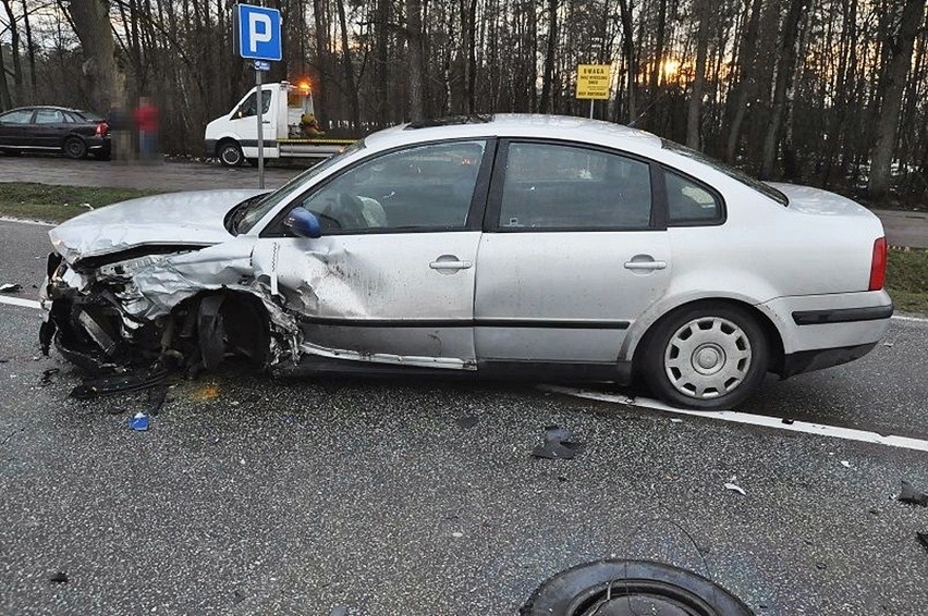 Biała Podlaska. 77-letni kierowca doprowadził do podwójnego zderzenia. Pasażerka passata trafiła do szpitala