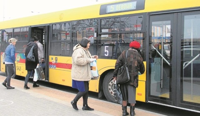 We Wszystkich Świętych, podobnie jak w latach poprzednich, wozić pasażerów będzie 10 dodatkowych linii (bezpłatnych) łączących poszczególne osiedla z  cmentarzami przy al. Chopina i w Pińczacie.