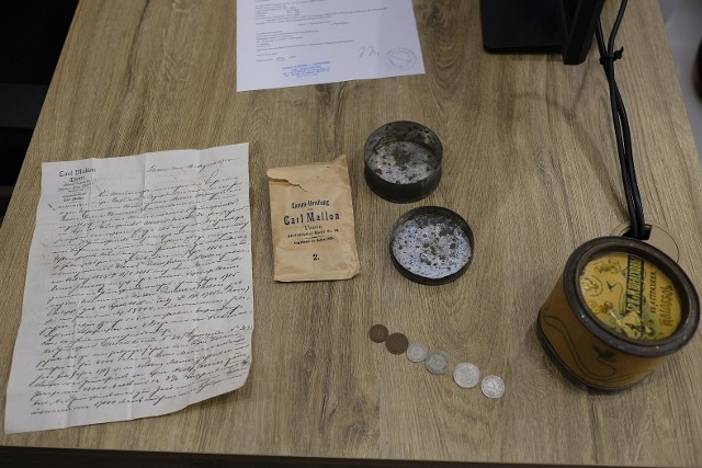 Max Mallon umieścił swoją przesyłkę w metalowym pudełku, które  schował do puszki po rosyjskim kawiorze. Tak opakowany list do przyszłych pokoleń został następnie zamurowany w ścianie.